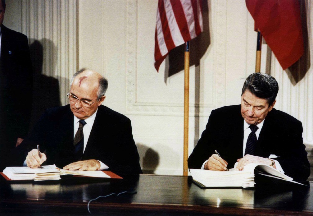 Presidente dos EUA, Ronald Reagan (à direita), e o presidente da União Soviética, Mikhail Gorbachev, assinam o tratado das Forças Nucleares de Alcance Intermediário (INF) na Casa Branca em 8 de dezembro de 1987  - Foto: Reuters 