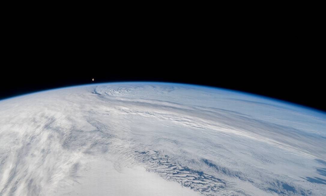 Nuvens cobrem atmosfera da Terra, deixando quase branca na vista do espaço Foto: Inspiration4