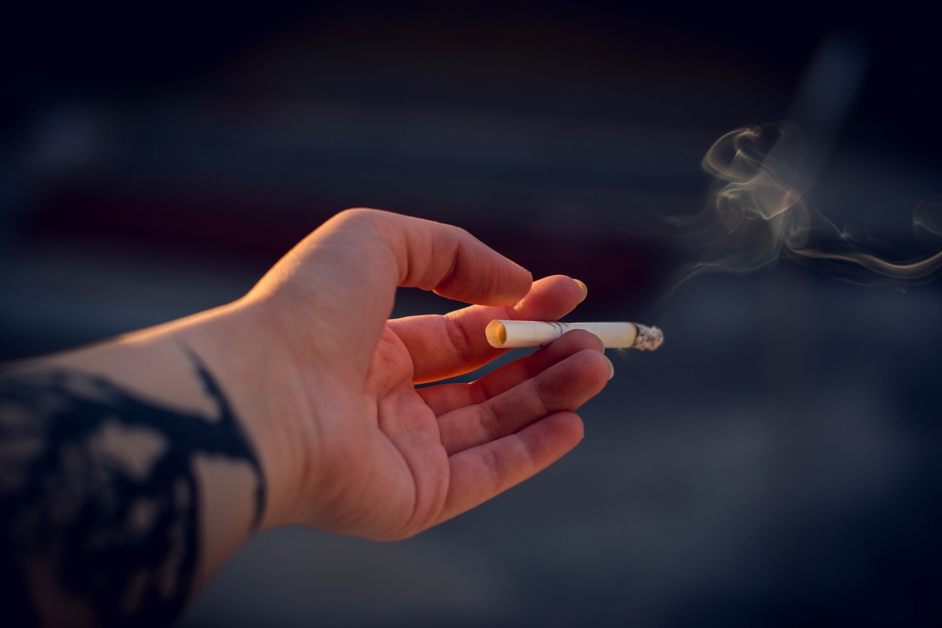 Fumar usando máscara pode agravar danos vasculares do cigarro, diz estudo (Foto: Irina Iriser/Unsplash)