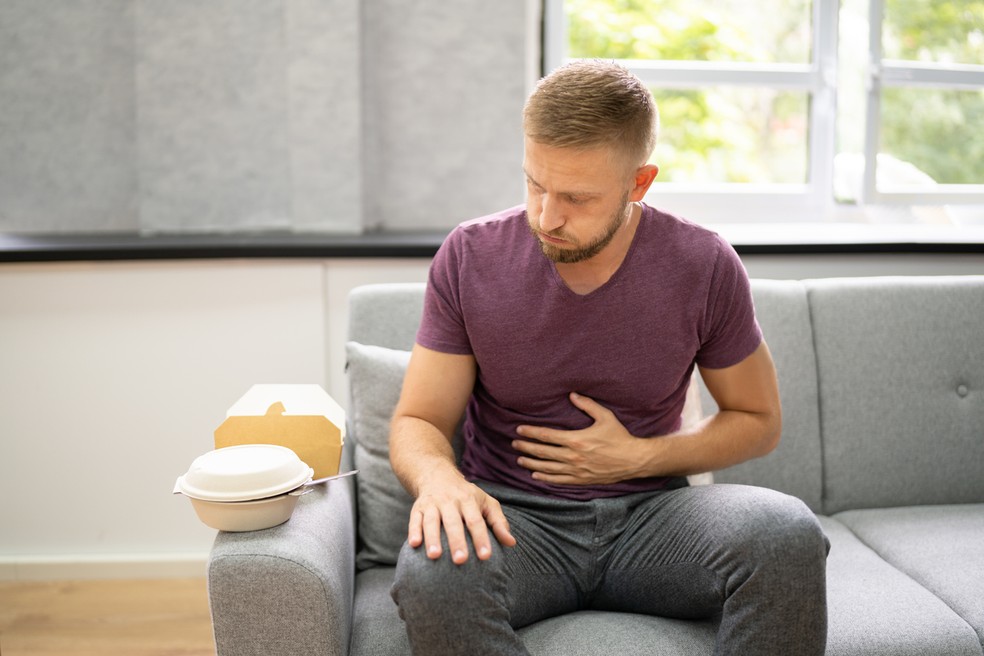 A queimação é um dos principais sintomas de quem sofre com gastrite - Foto: Istock Getty Images