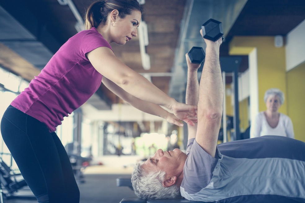 A musculação favorece a saúde como um todo, em qualquer idade - Foto: Istock