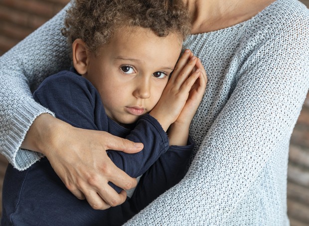 Filho é confortado pela mãe (Foto: Freepik)