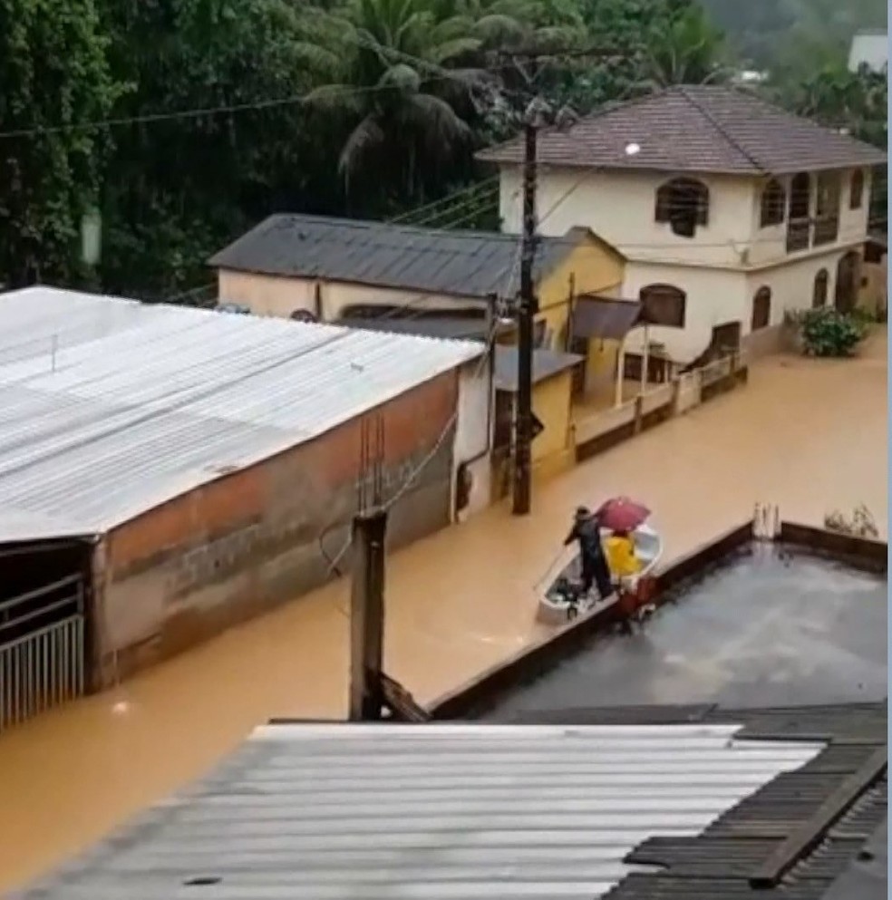 Um barco foi usado pra resgatar pessoas ilhadas, em Santa Leopoldina. - Foto: Reprodução TV Gazeta