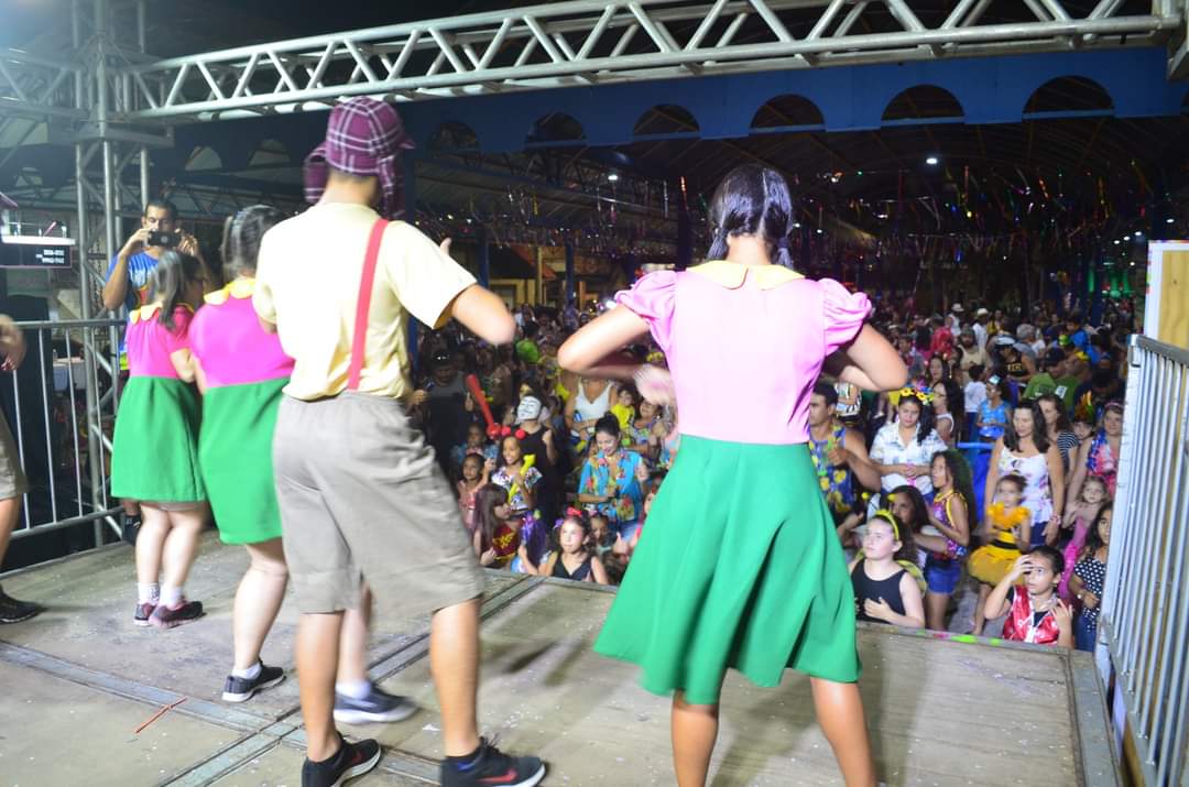 Matinê todas as noites na Praça São Pedro.