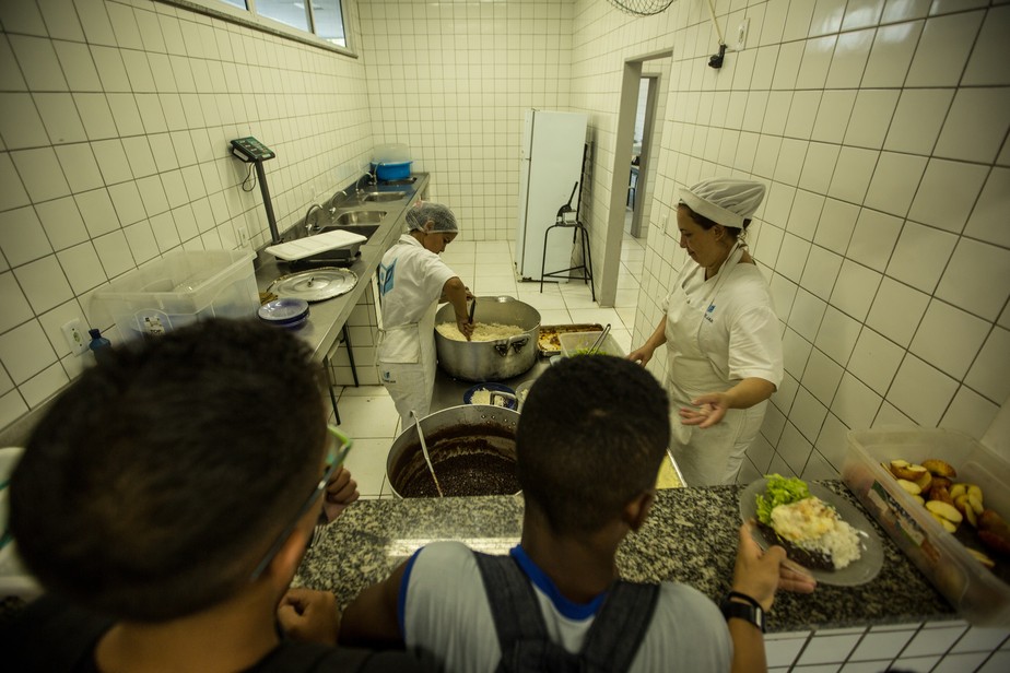 Suco em pó, ovo dividido e carimbo para não repetir: a merenda encolheu