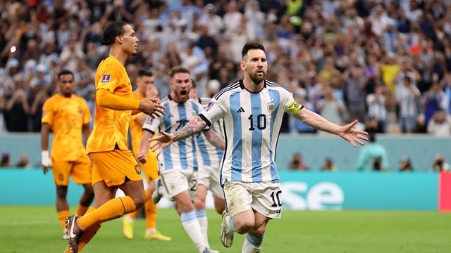 Messi, da Argentina, festeja gol contra a Holanda