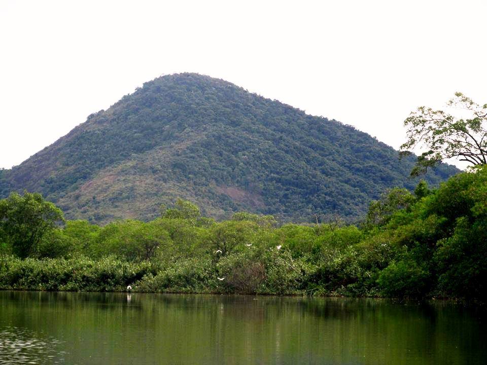 Lagoa de Mãe-Bá e Monte Urubu: roteiros turísticos no interior e no litoral.