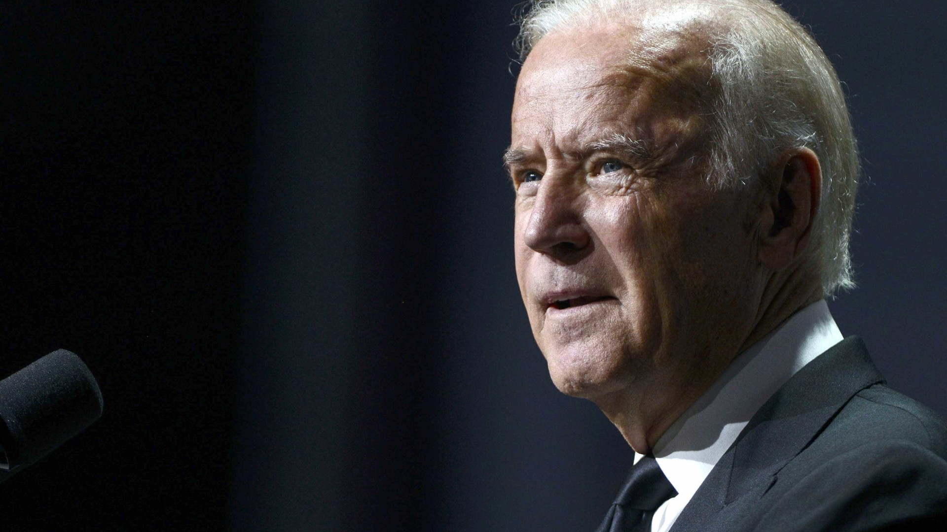 Biden nega envio de jatos à Ucrânia, e Macron ainda considera possibilidade