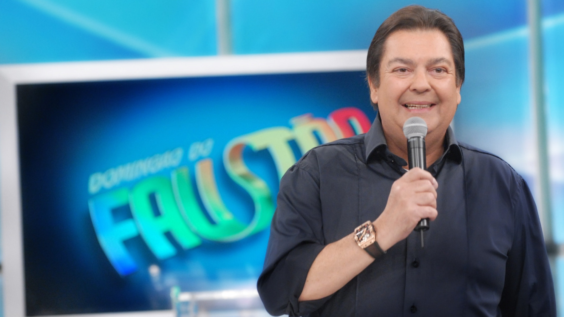 Fausto Silva fecha contrato de cinco anos com a Band