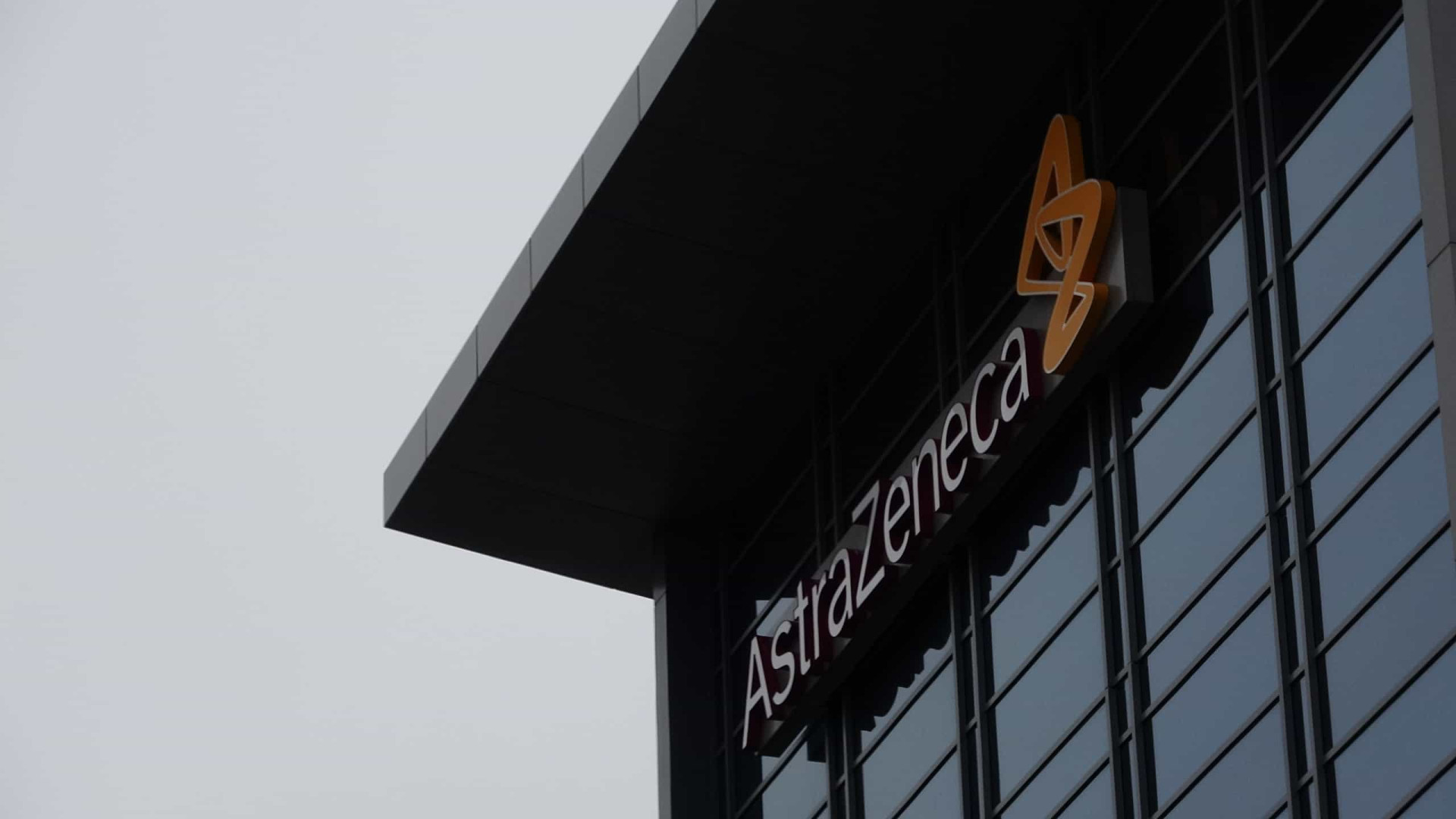 EUA: AstraZeneca pede autorização para uso emergencial de droga preventiva