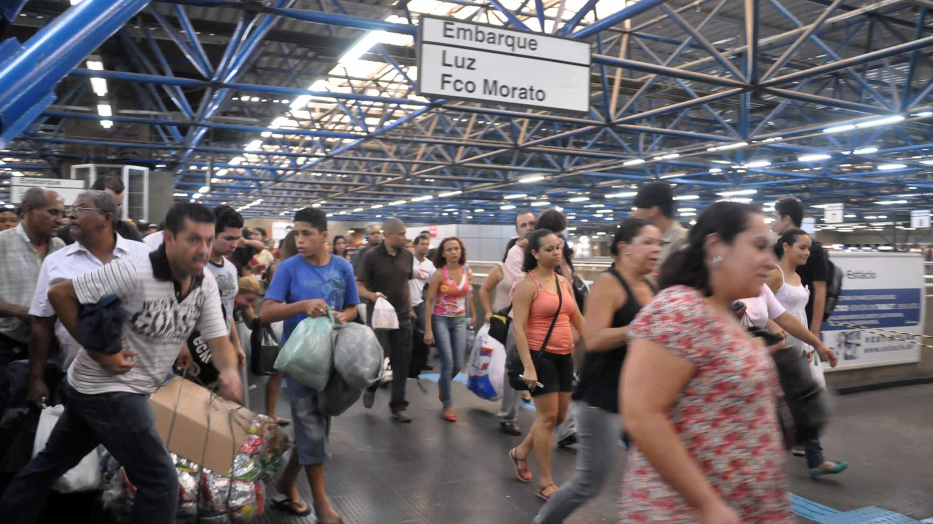 Taxa de desemprego fica em 14,4% no trimestre até fevereiro, afirma IBGE