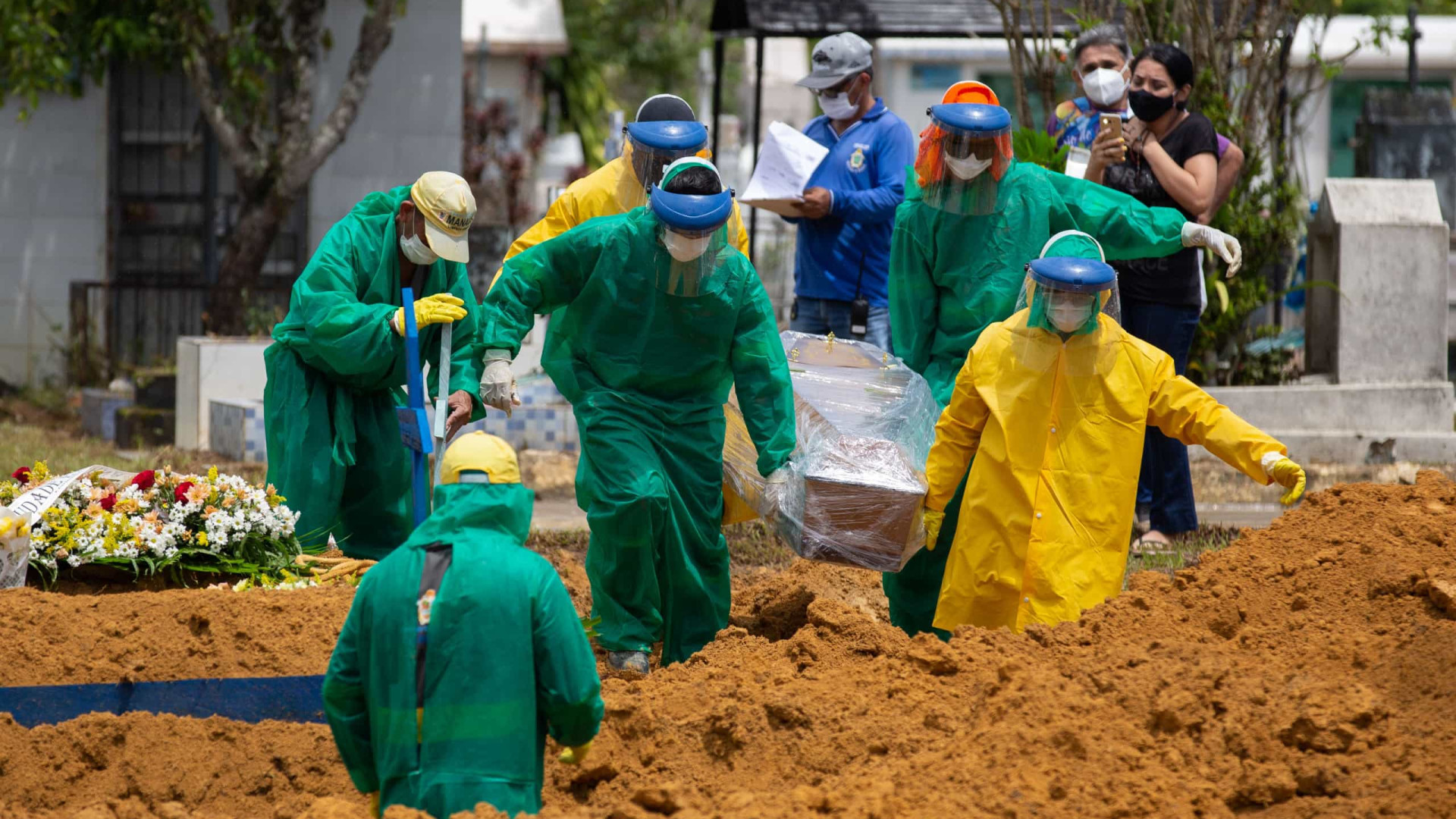 Brasil registra 126 mortes e 5.638 casos de covid-19 em 24h