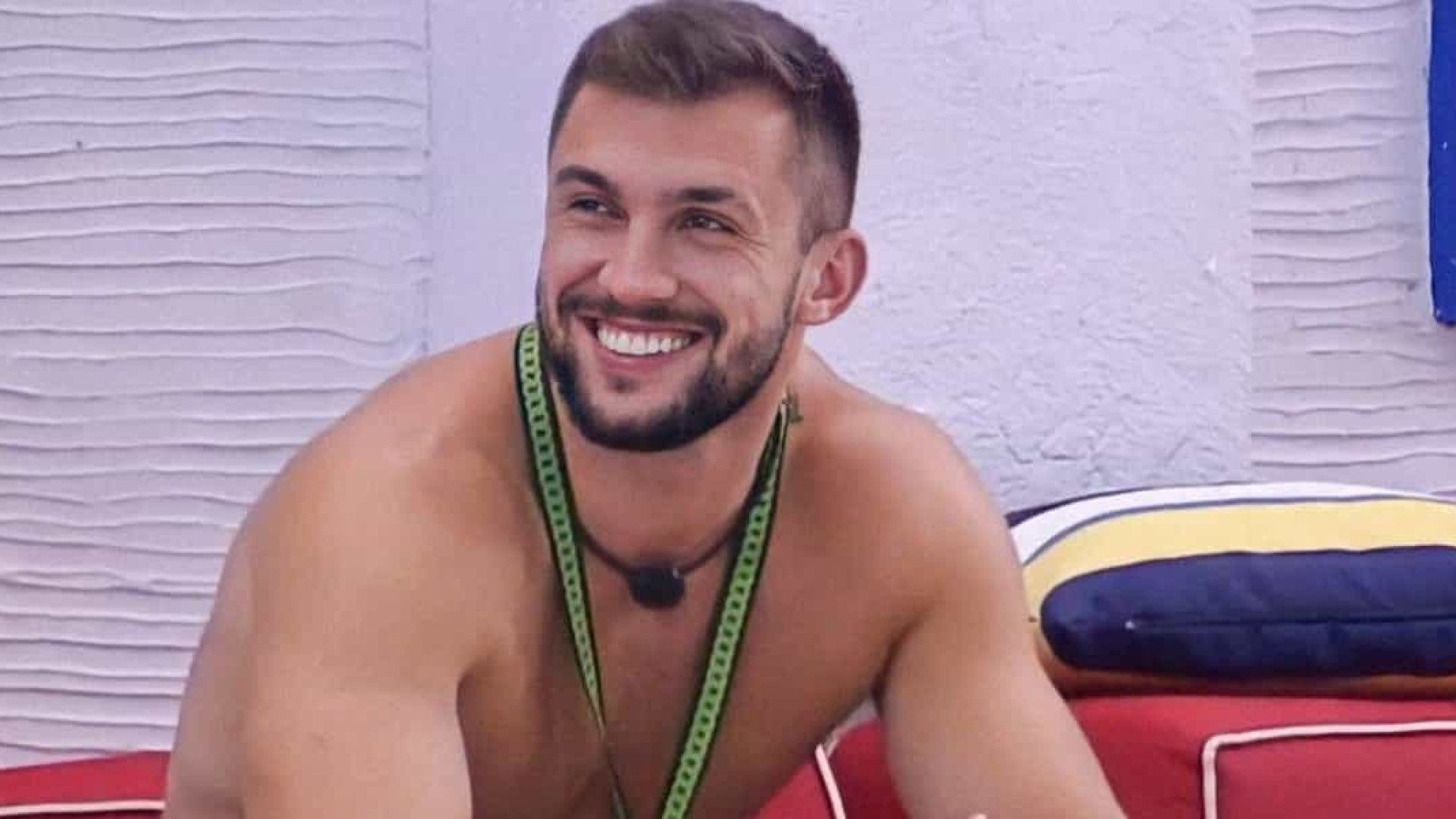 Arthur, do BBB 21, recebe convite do PT após fazer referência ao partido