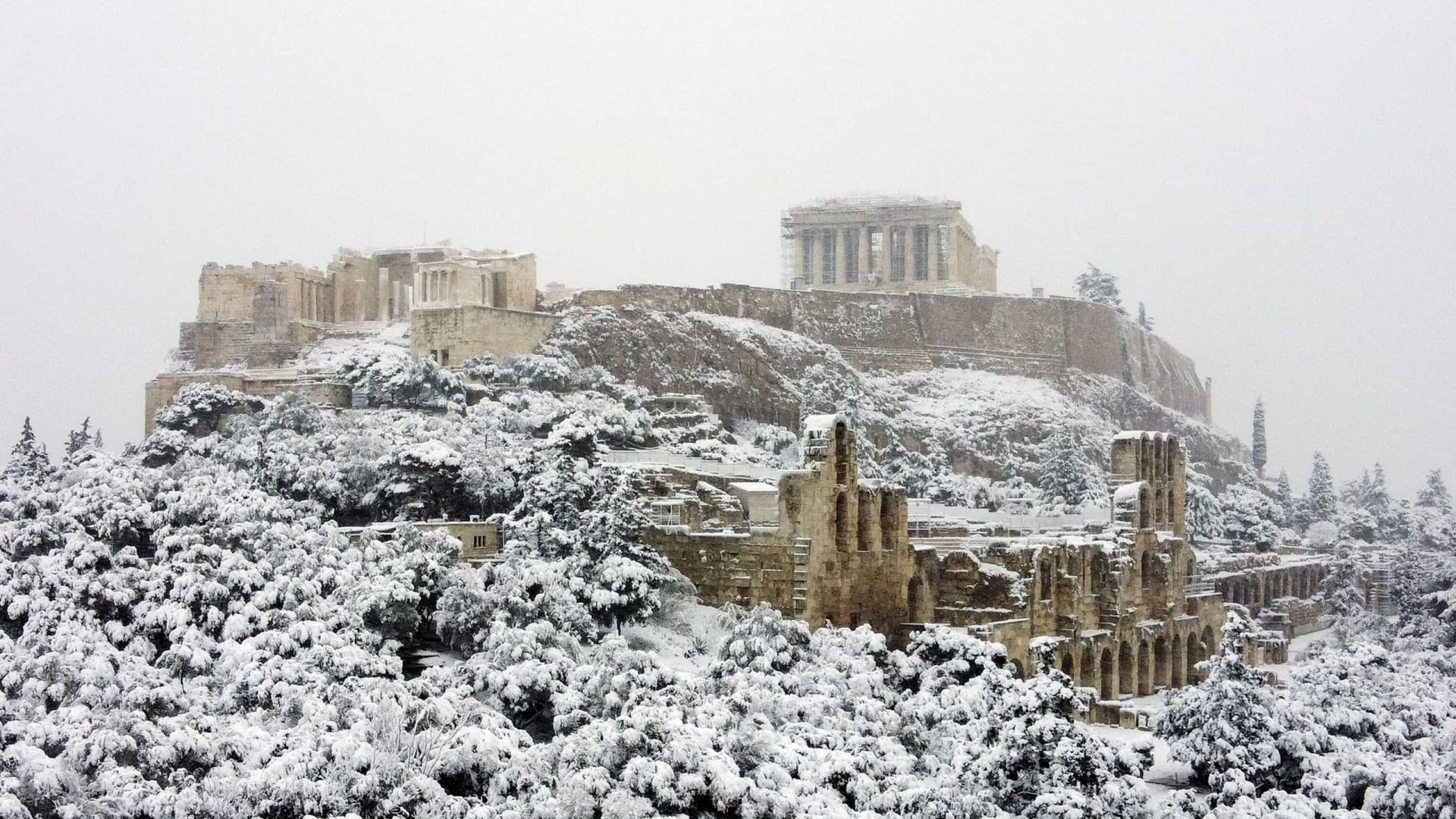 Uma visão rara: Neve cobre Atenas de branco e nem a Acrópole escapa