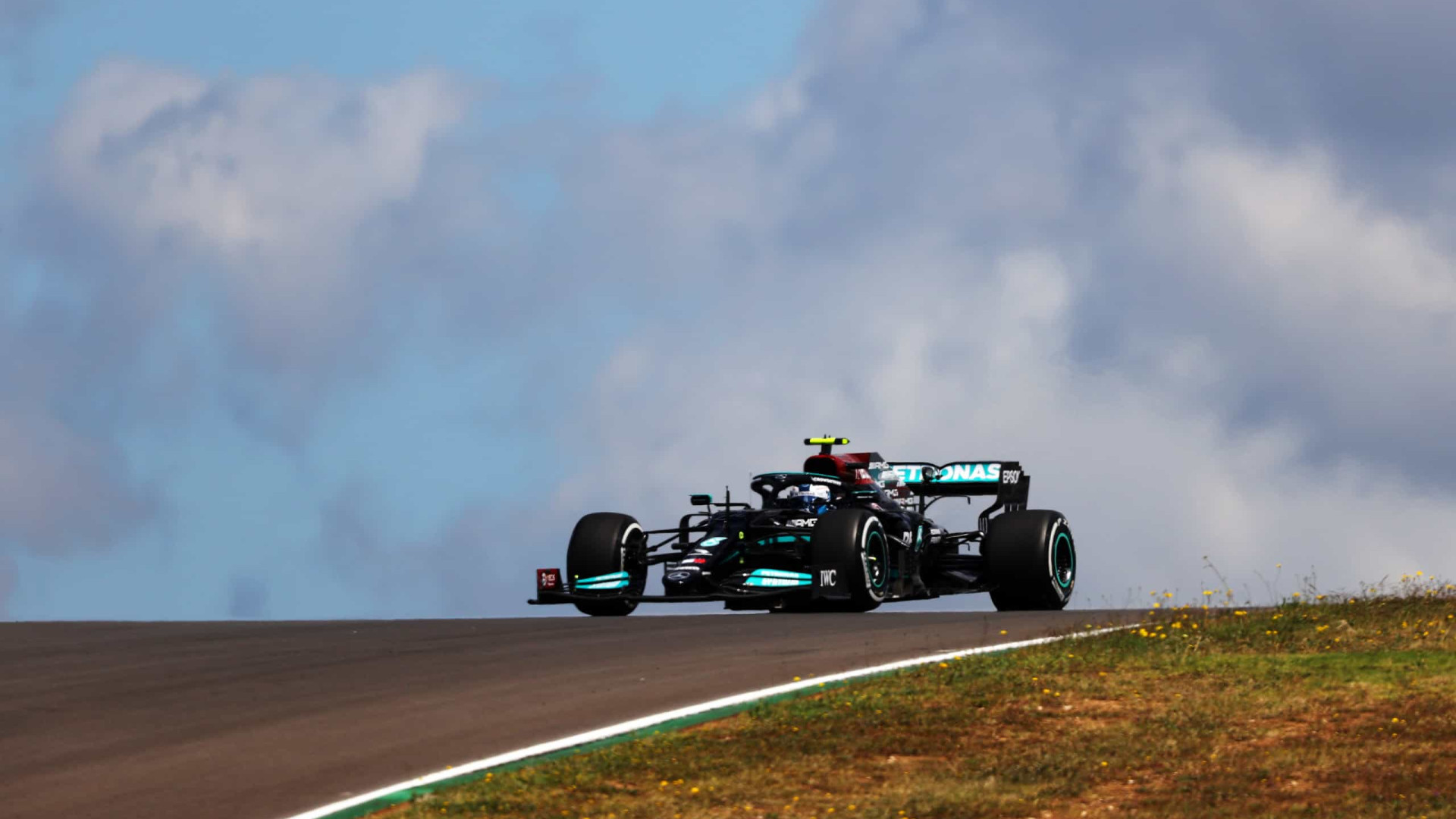 Bottas supera Verstappen e lidera 1º treino livre para o GP de Portugal