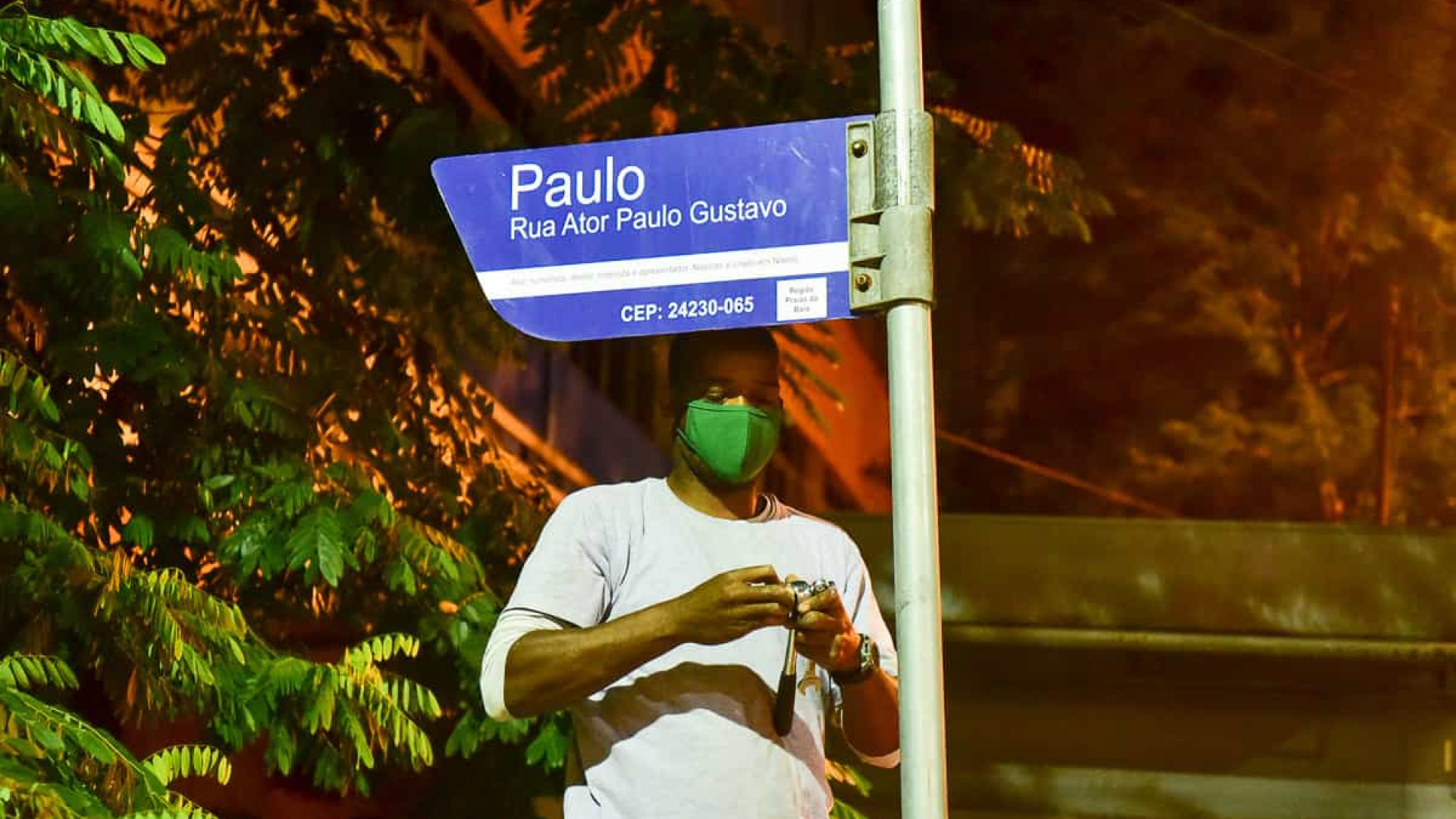 Niterói instala placas com o nome de Paulo Gustavo em rua da cidade