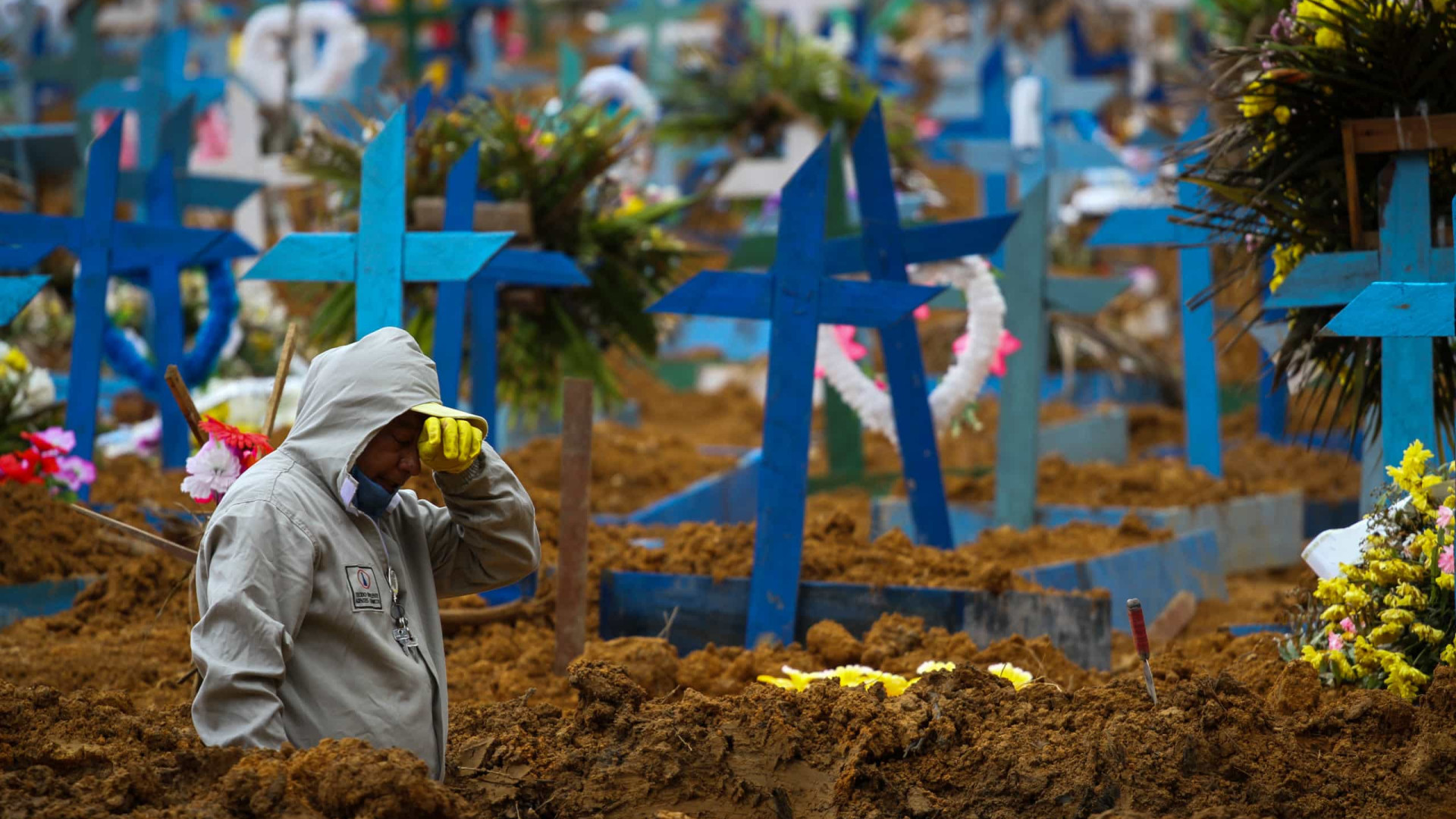 Com feriado, Brasil registra menor média móvel de mortes desde 11 de novembro