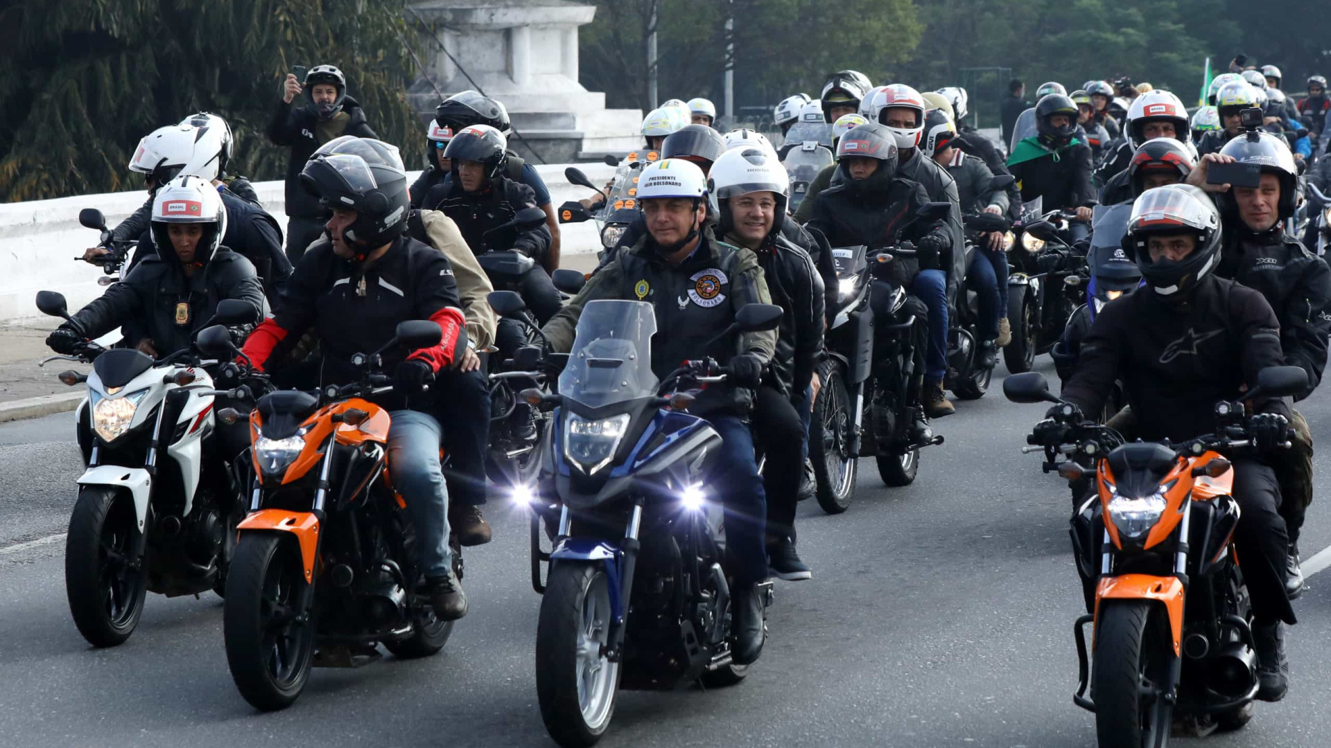 Motociata com Bolsonaro reúne milhares em SP em meio a avanço da pandemia