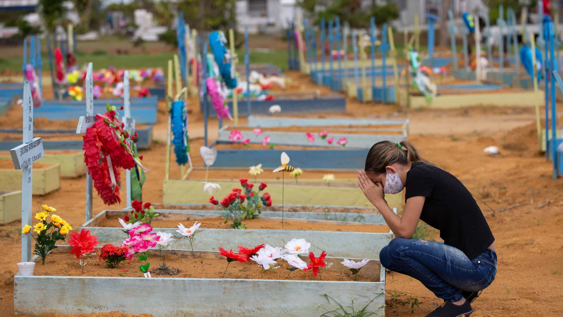 Média móvel de mortes por Covid segue em alta de 26% no Brasil