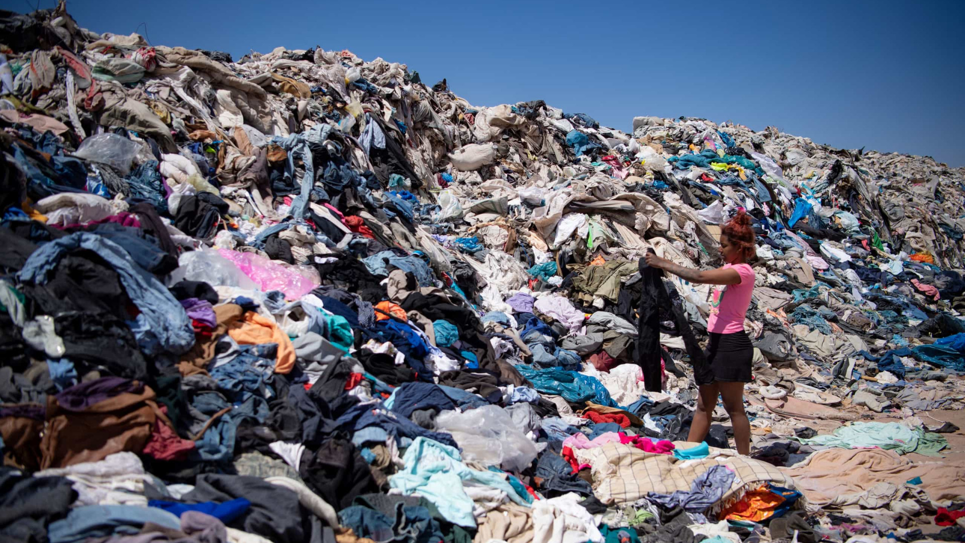 Deserto se transforma em depósito de toneladas de roupas... nunca usadas