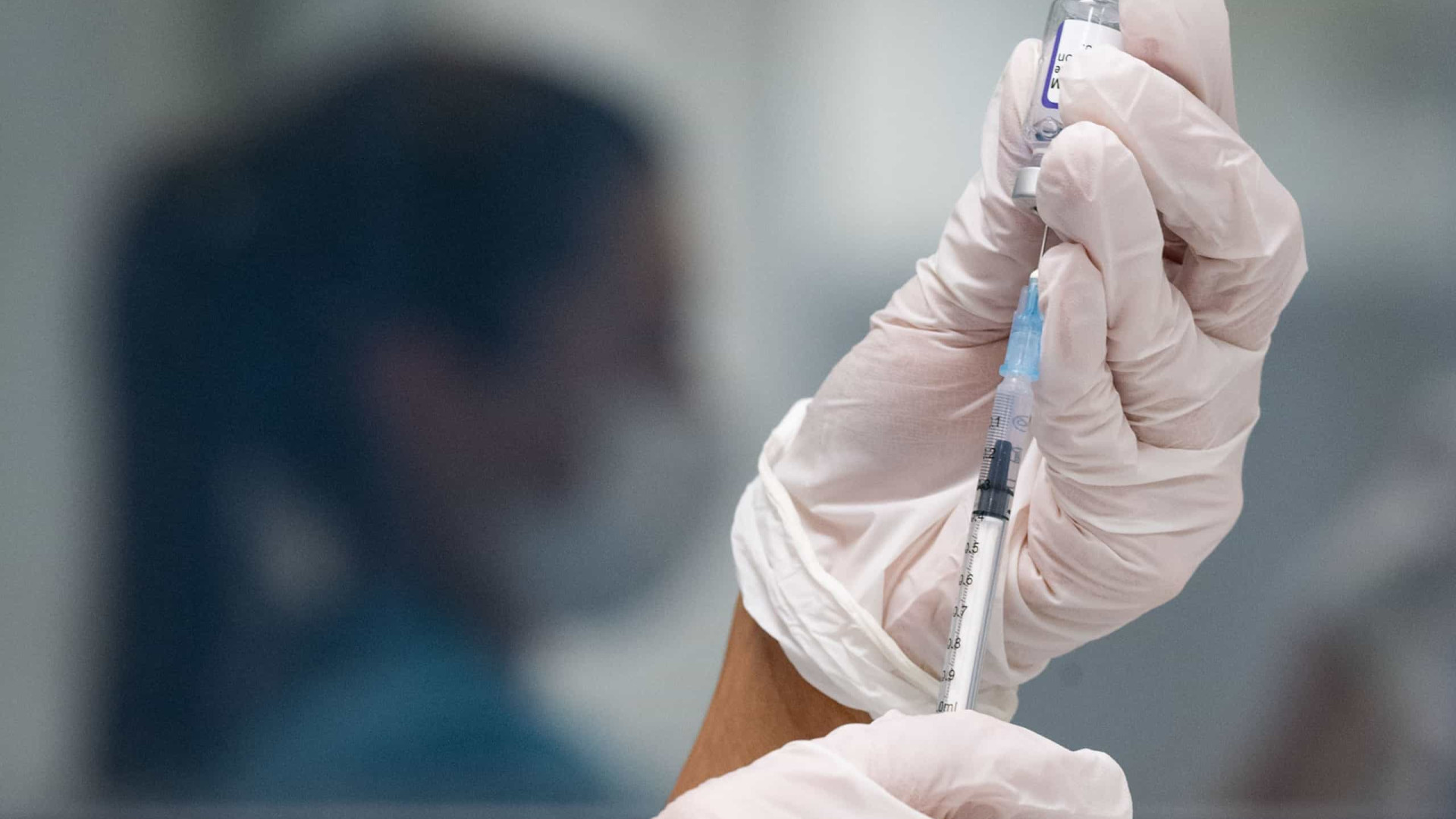 Italiano antivacinas tenta ser imunizado contra Covid-19 num braço falso