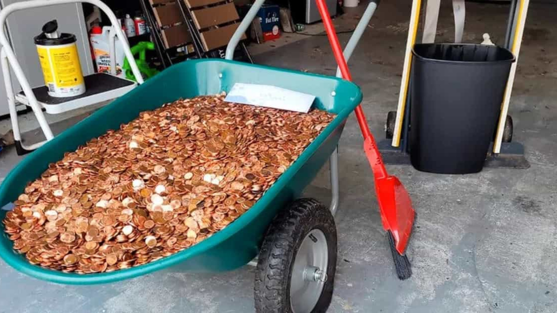 Patrão é processado após pagar salário em atraso com 91.500 moedas