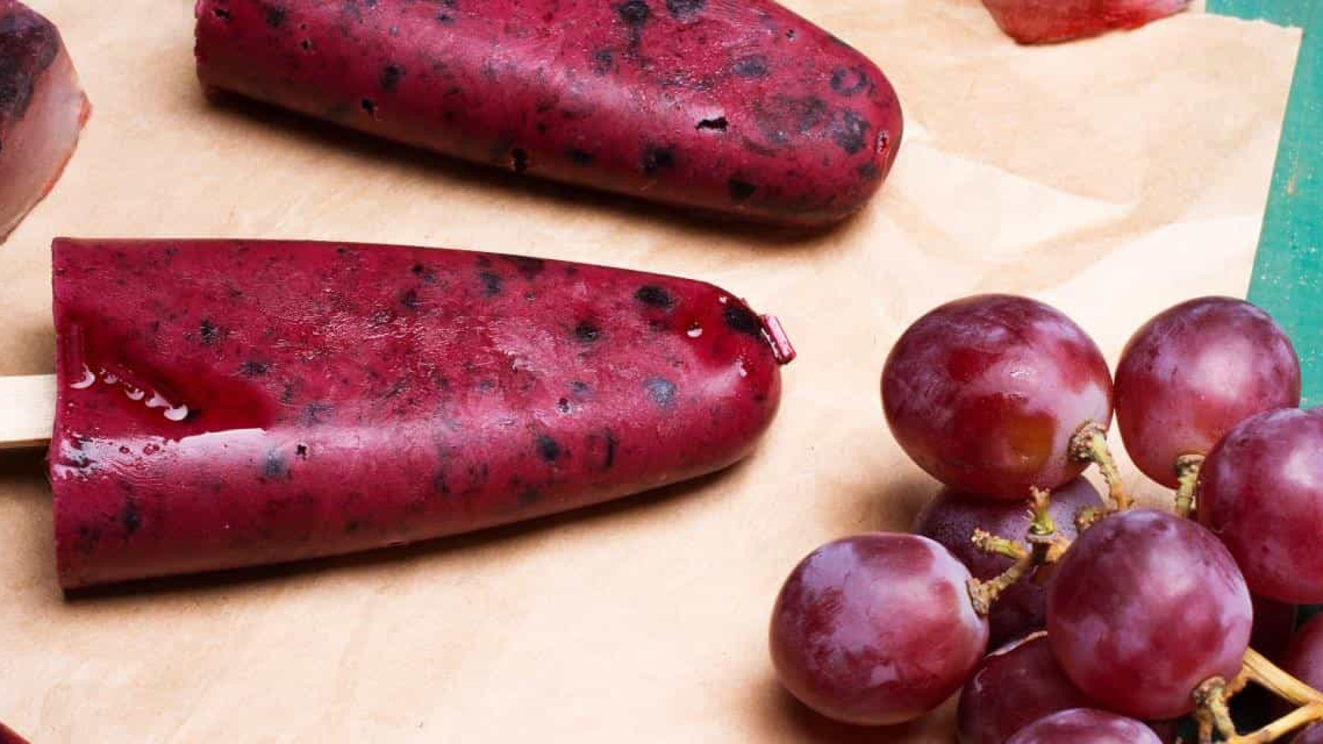 Aprenda a fazer um delicioso picolé de uva para se refrescar no verão