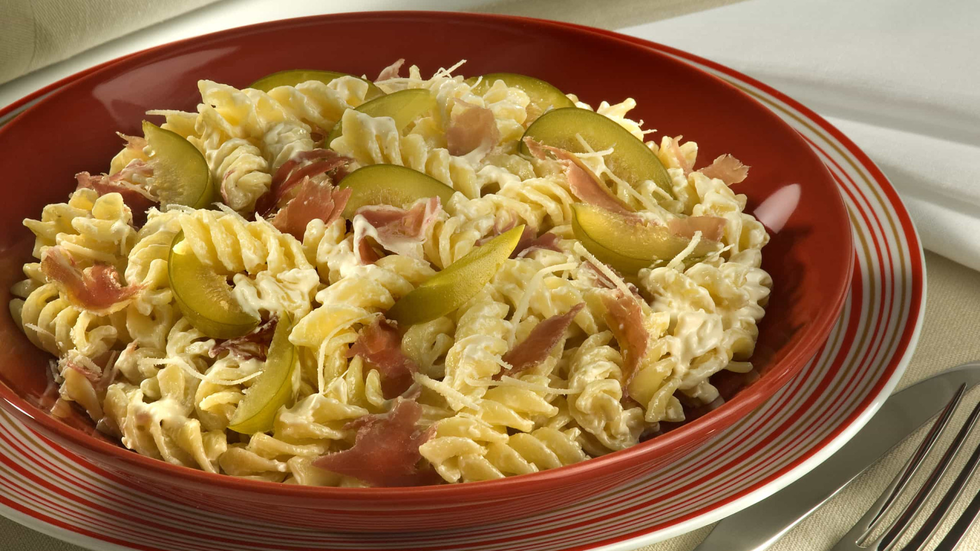 Salada de macarrão ao Molho de Queijo com Figo e Presunto Parma