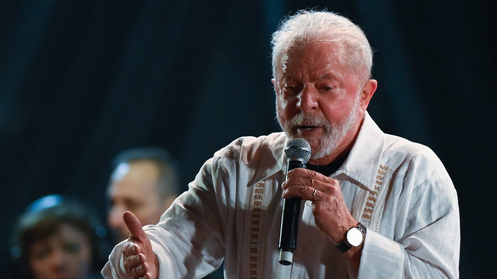 Em aceno ao centro, comício de Lula em SP tem verde-amarelo e bandeira do Brasil