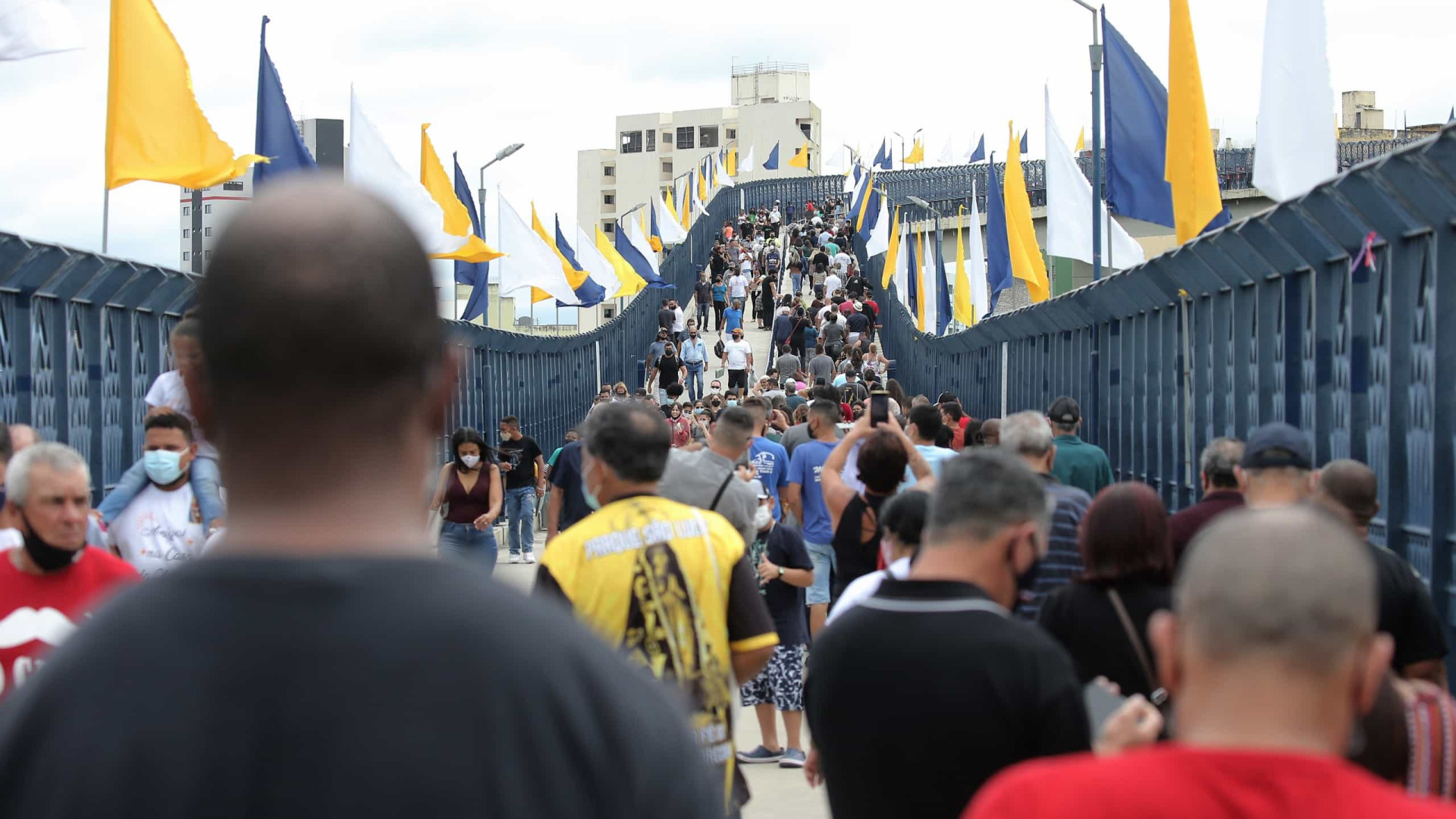 Evento em Aparecida (SP) retorna com santuário lotado, fila para velas e trânsito