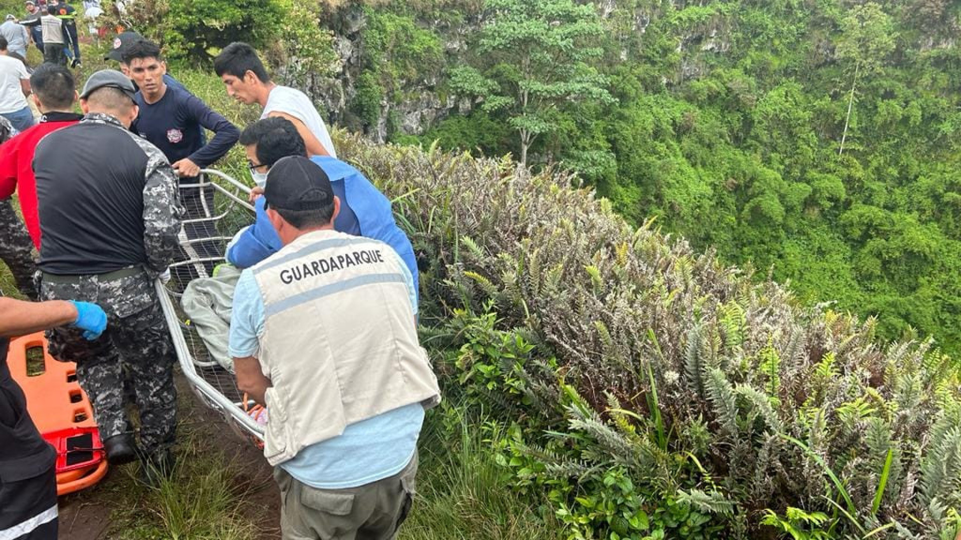 Menino cai em cratera com 100 metros de profundidade no Equador 