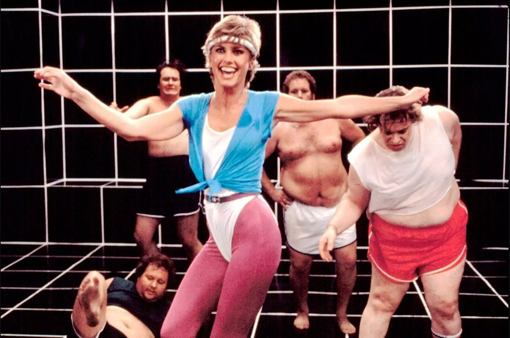 Olivia Newton-John no clipe de Physical - Foto: Reprodução/YouTube