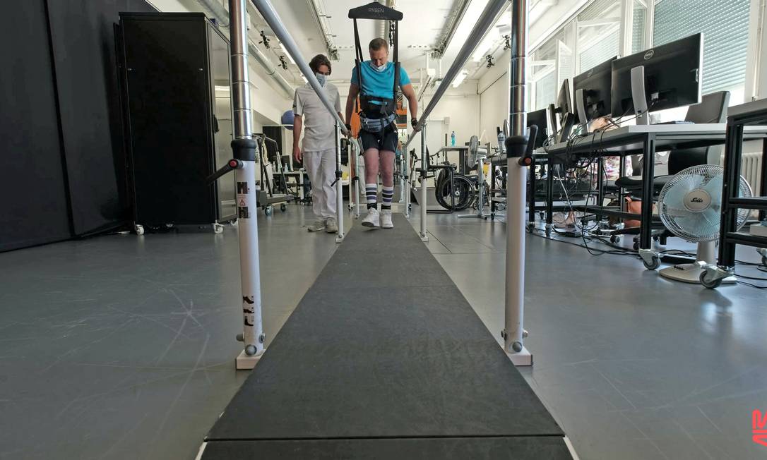 Um paciente de 42 anos realiza treinamento em um robô de suporte de peso no Hospital Universitário de Lausanne depois de ter recebido um implante de medula espinhal. Foto: NeuroRestore/Jimmy Ravier/Handout / via REUTERS