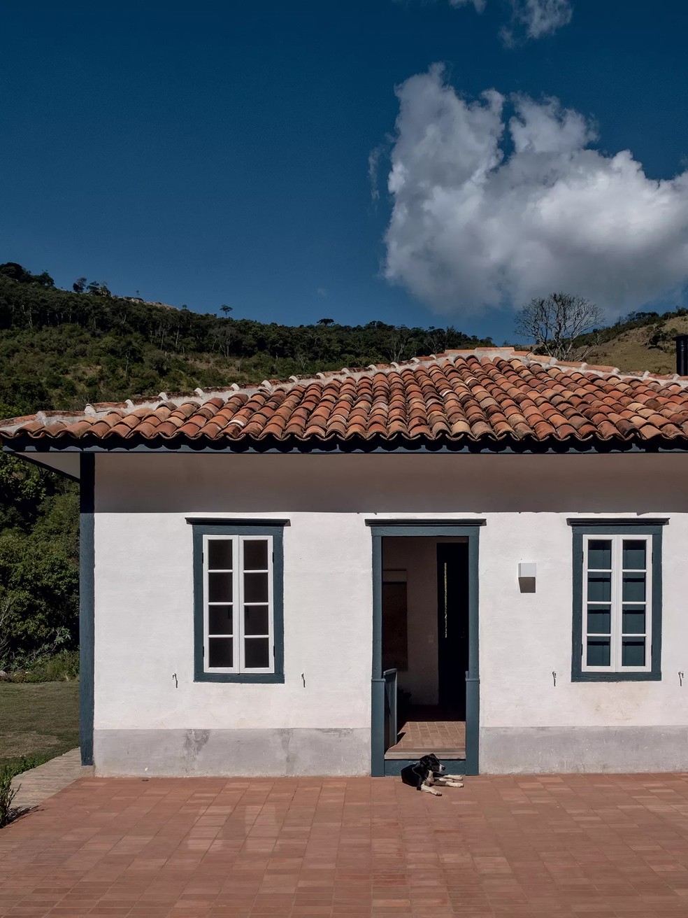 Fachadas e paredes internas podem ser pintadas com caiação, como neste projeto dos arquitetos Marina Acayaba e Juan Pablo Rosenberg - Foto: Ruy Teixeira