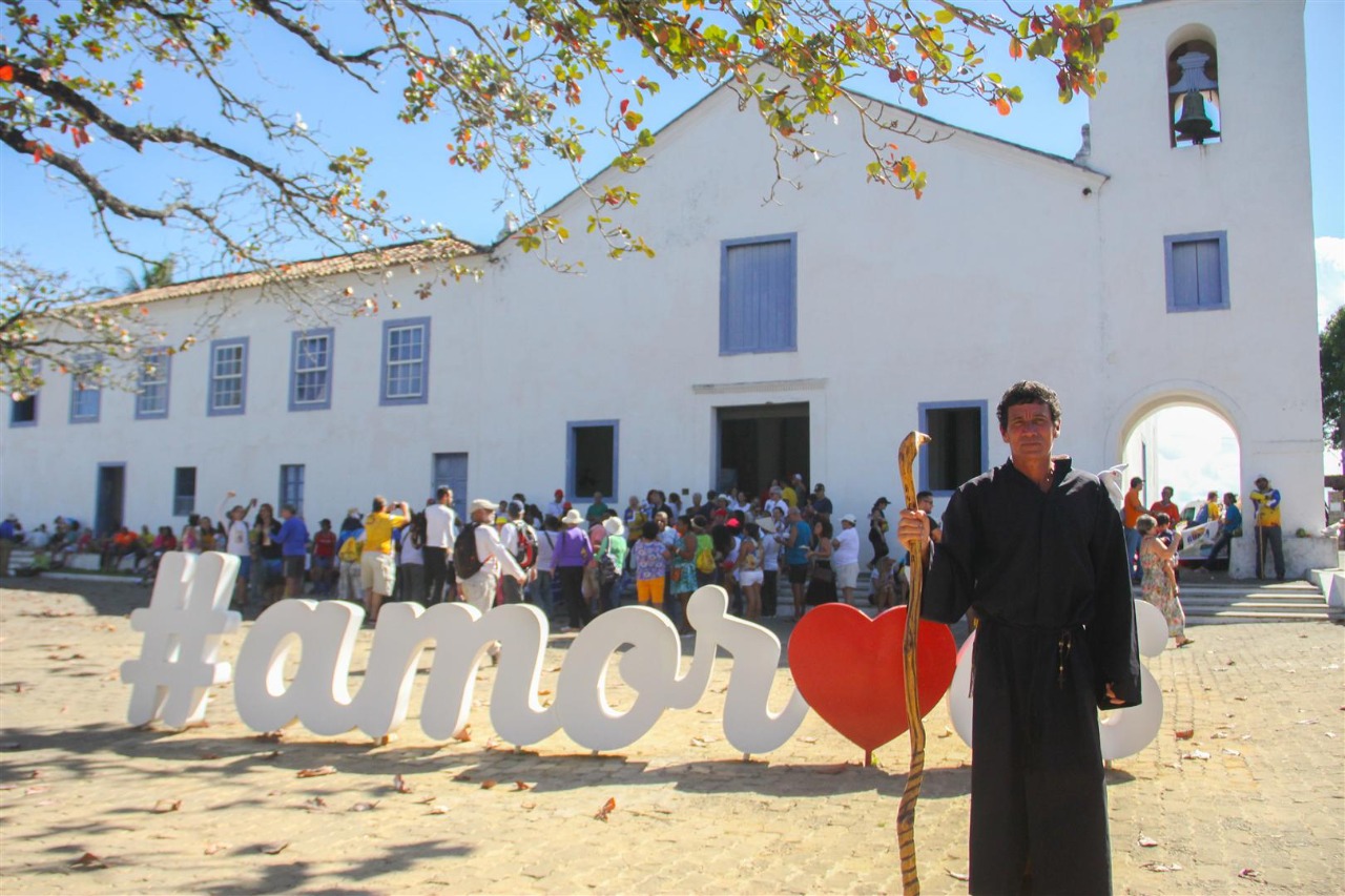 Apresentações culturais e artísticas para receber peregrinos da caminhada.