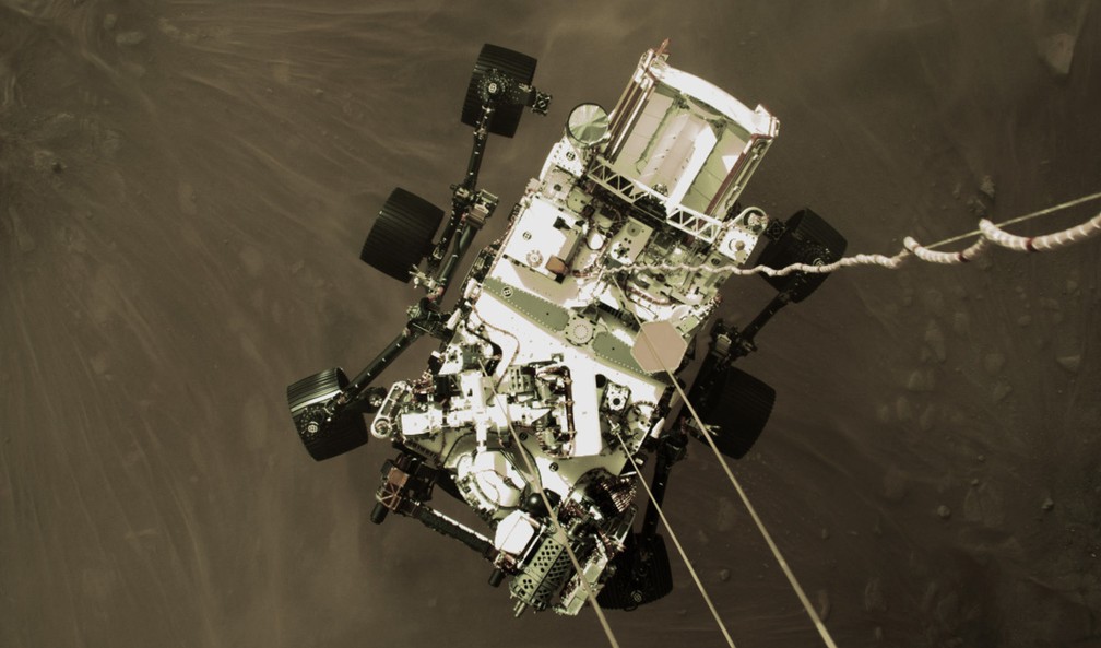 Foto colorida do momento de pouso do robô Perseverance ao planeta Marte. - Foto: NASA/JPL-Caltech