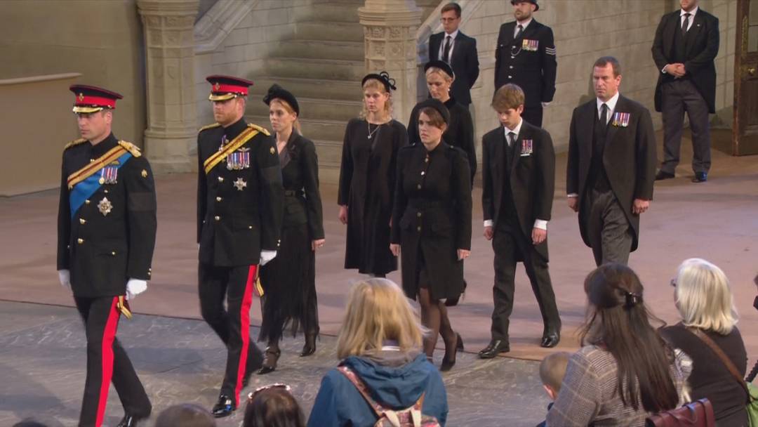 Os oito netos da rainha Elizabeth II chegam ao velório aberto ao público da monarca, em 17 de setembro de 2022.