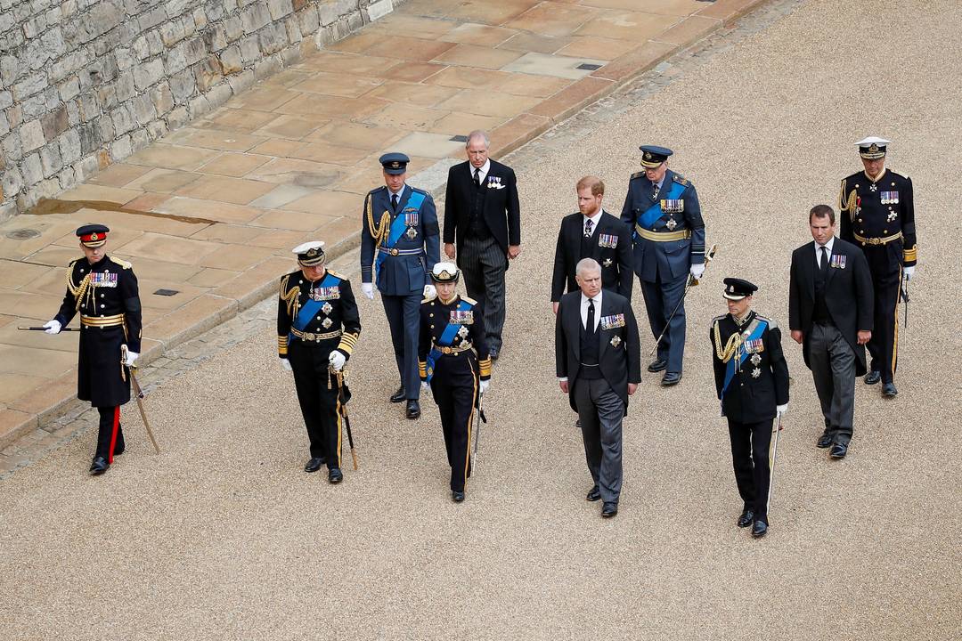 Os quatro filhos da rainha, além de três netos, caminham no Castelo de Windsor em direção à capela de São Jorge para o sepultamento de Elizabeth II, em 27 de setembro de 2022.