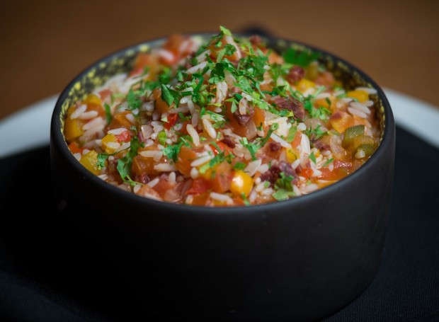 Você pode servir o arroz carreteiro em bowls para porções individuais (Foto: Paulo Santos / Divulgação)