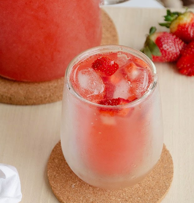 Sirva o chá gelado de morango com várias pedras de gelo (Foto: Chá Dō / Divulgação)