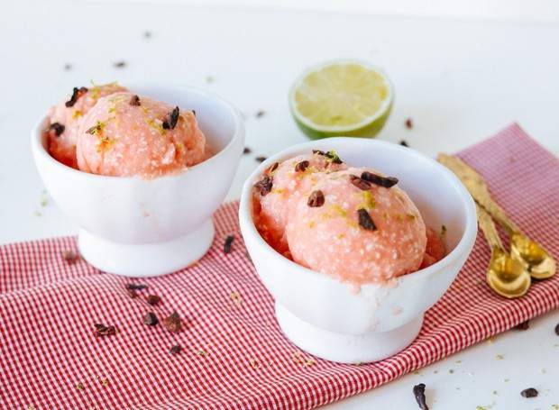 Aprenda como fazer sorvete leve e refrescante de melancia com coco e raspas de limão (Foto: Thiago Ribeiro / Divulgação)