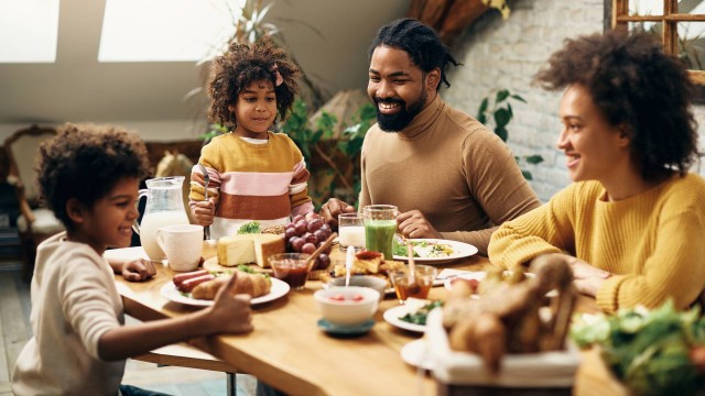 fazer as refeições em família é benéfico não só para crianças, mas também para os adultos