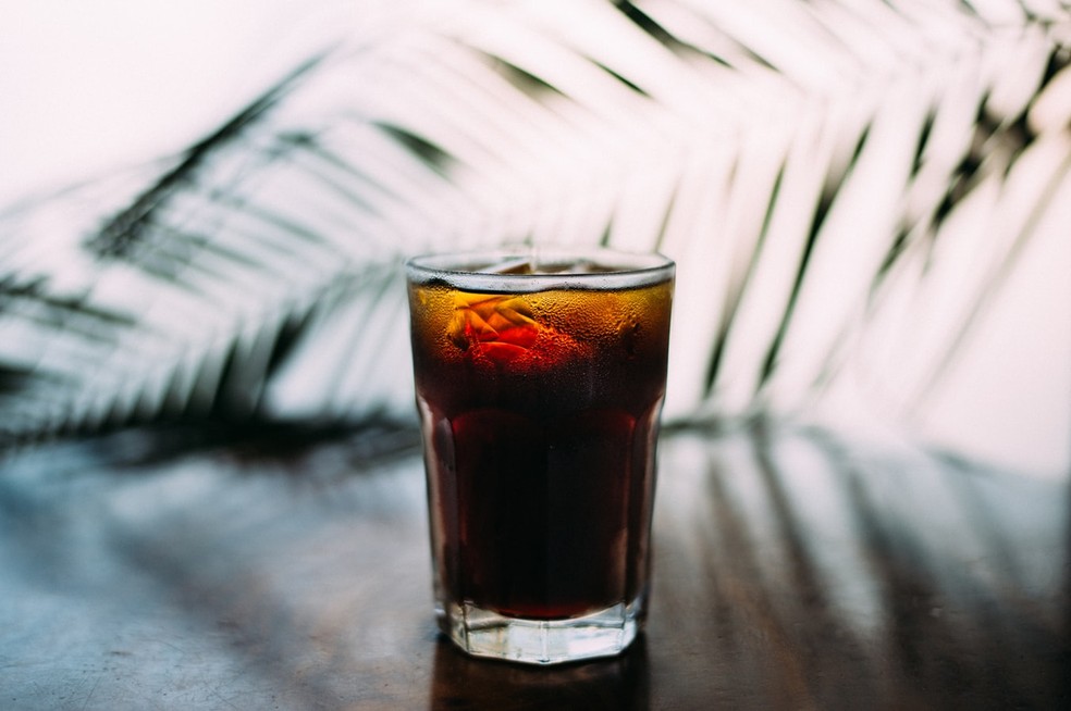 Bebidas como refrigerantes podem, em alguns casos, ter aspartame; Pepsico deixou de usar a substância em 2020. - Foto: Blake Wisz/Unsplash