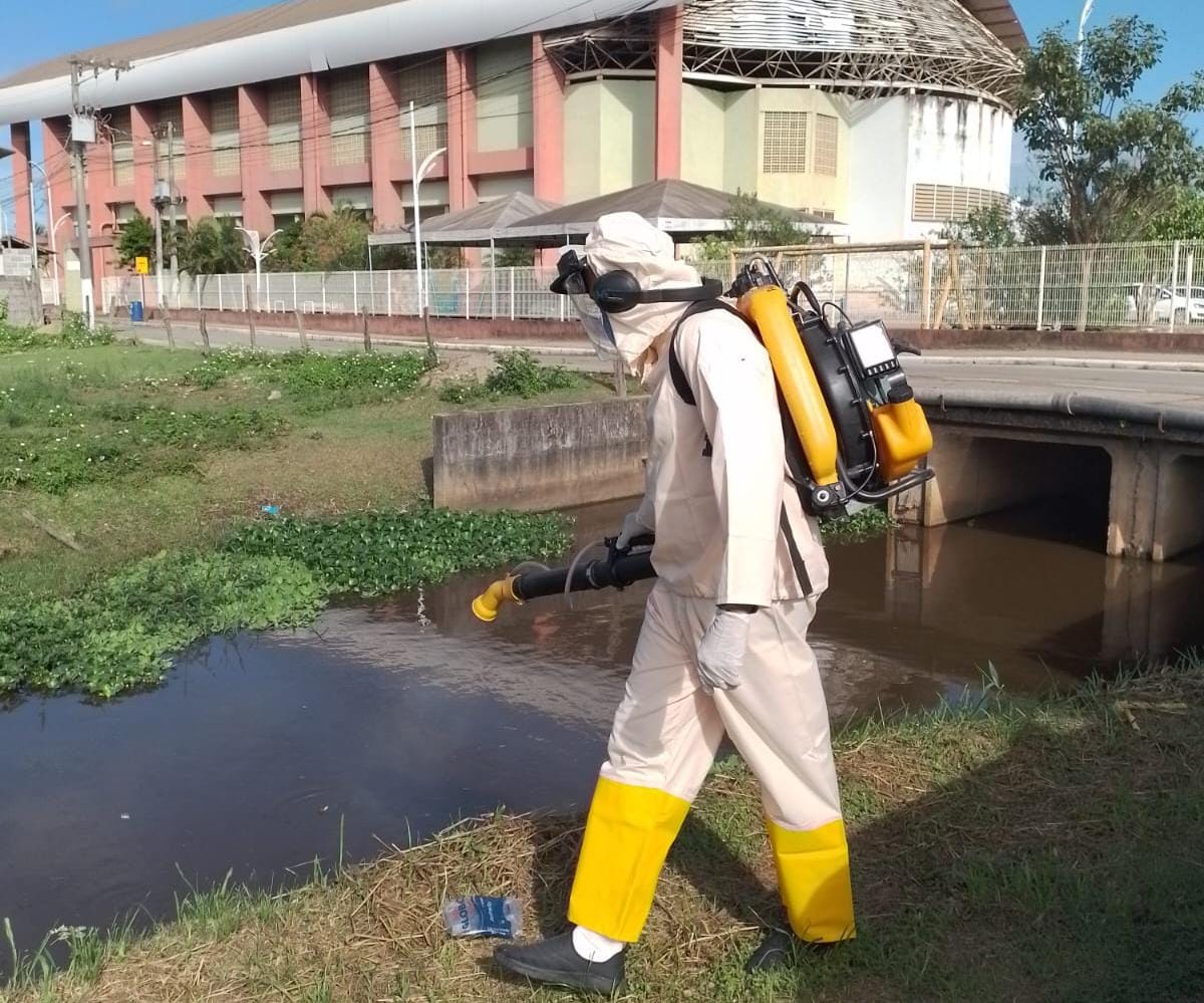 Micro-oganismo sendo implantado no Rio Una.