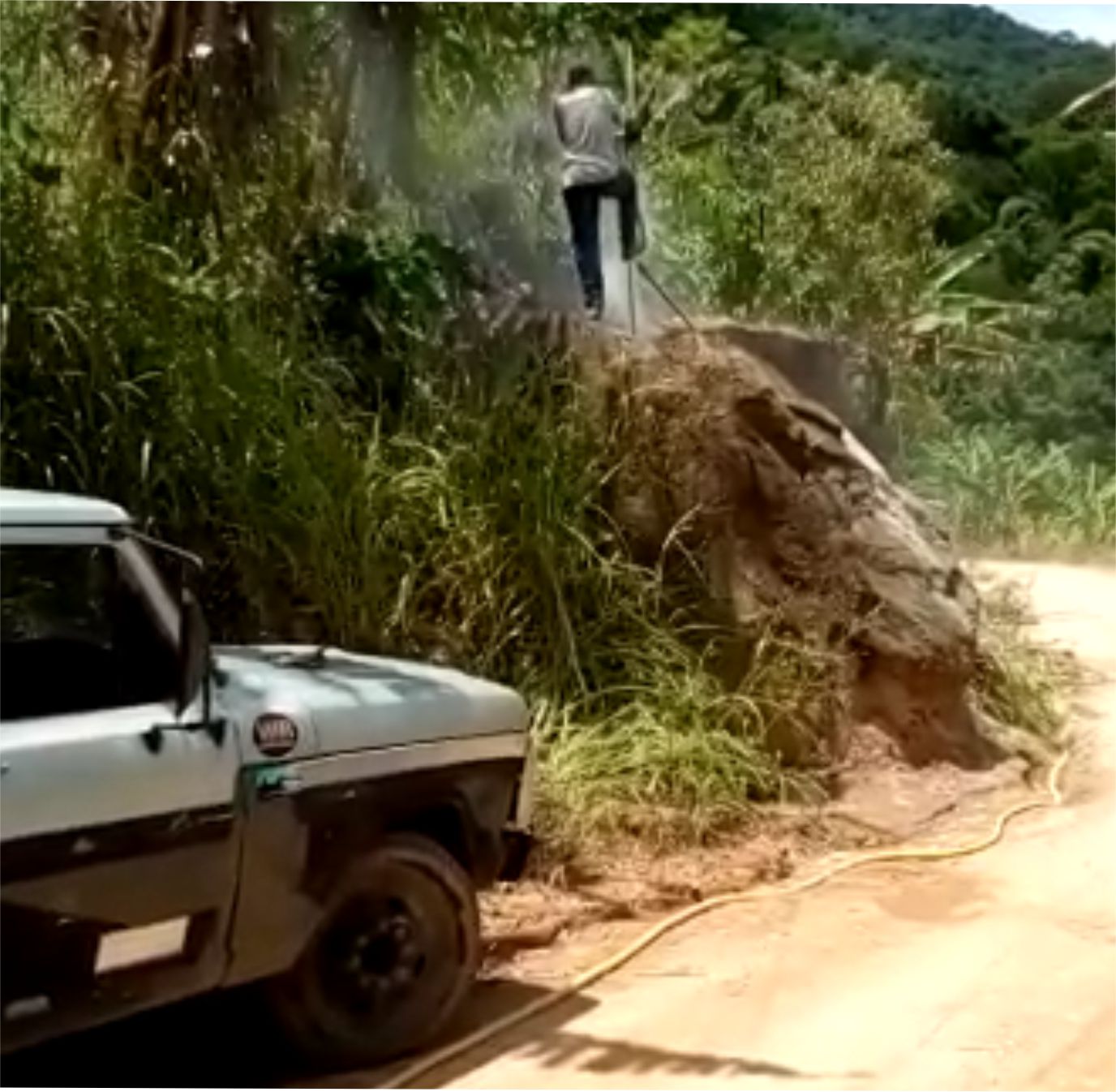 Rocha vem sendo implodida em estrada de Olivânia, no Vale do Corindiba.