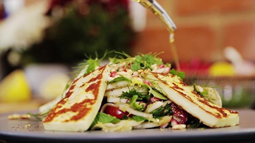 Salada de Funcho com Romã e Queijo Coalho Grelhado - Foto: Gshow