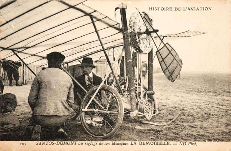 Santos Dumont apresenta em 1907 o ultraleve Demoiselle  (Foto: Foto reprodução Iara Venanzi/Itaú Cultural)