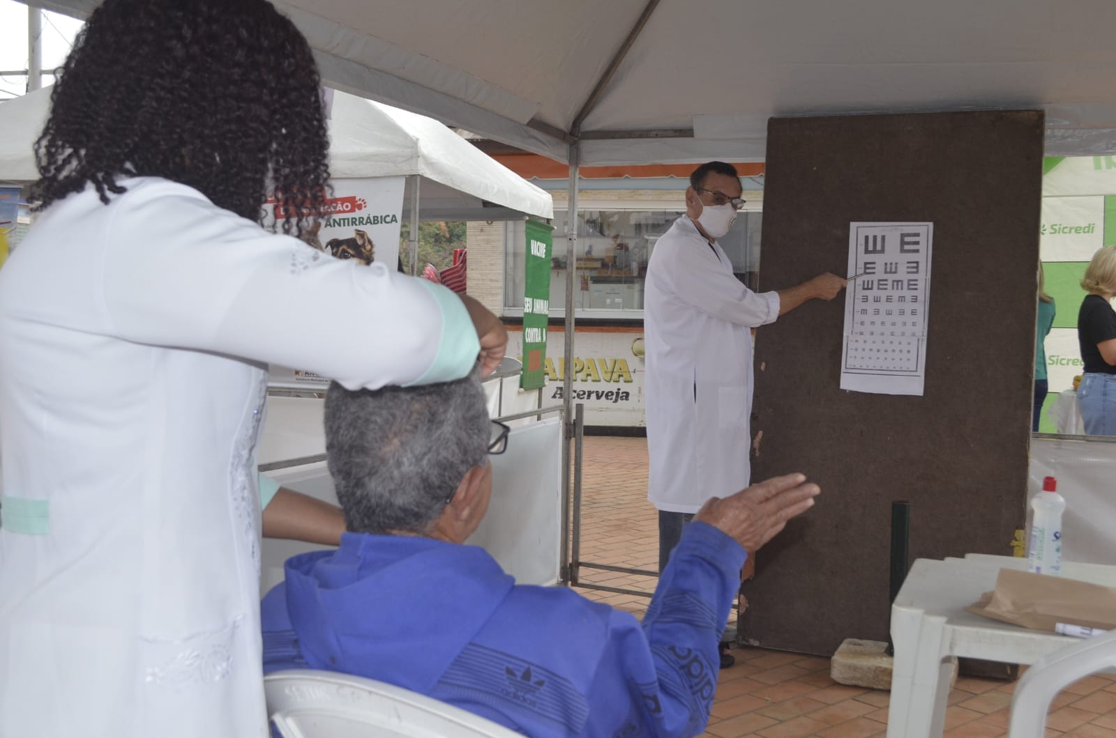 Exame oftalmológico para pescadores e familiares.