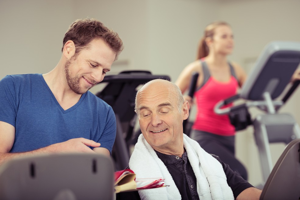 O acompanhamento com profissionais capacitados é essencial para a prática da musculação na terceira idade  - Foto: Divulgação