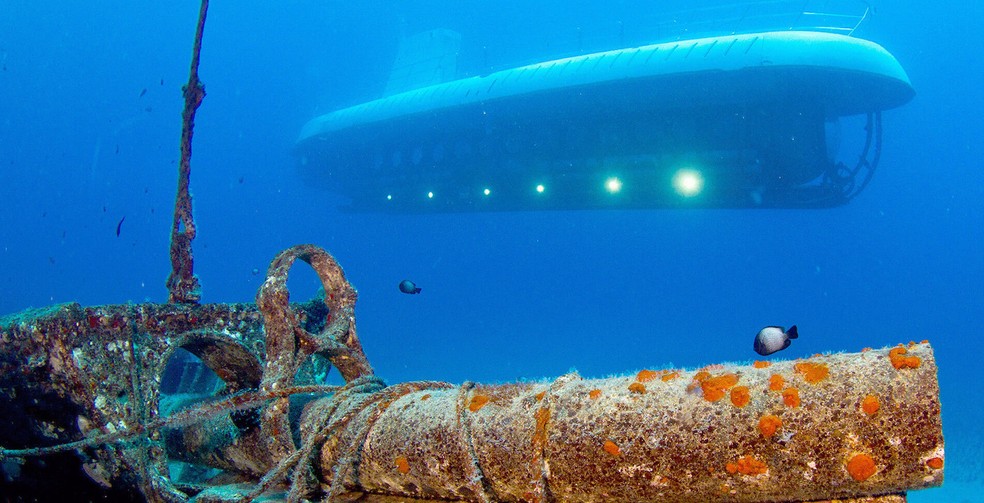 No passeio ao fundo do mar, é possível ver antigas embarcações afundadas e recifes de corais - Foto: Atlantis Submarines / Reprodução